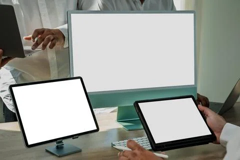 Laptop with blank screen on table. Workspace background new project on lapt.. Foto stock