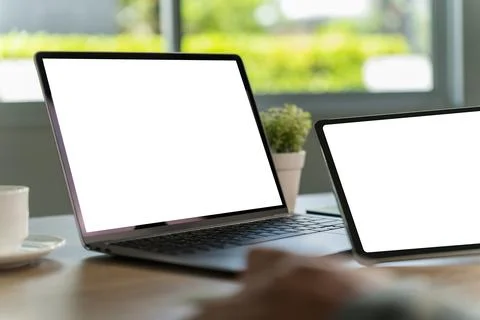 Laptop with blank screen on table. Workspace background new project on lapt.. Fotos Stock