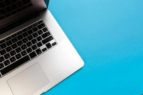 Laptop on blue background flat lay place - Image Foto stock