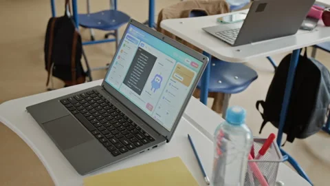 Laptop in Classroom Displaying Educational Coding Software Vídeo Stock 342813202