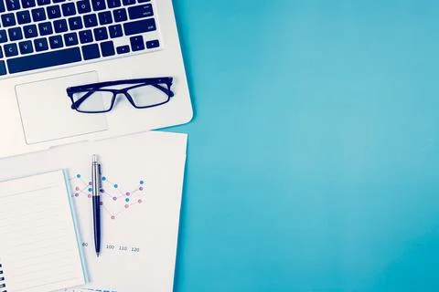 Laptop computer and documents report statistic financial with graph and chart Foto stock