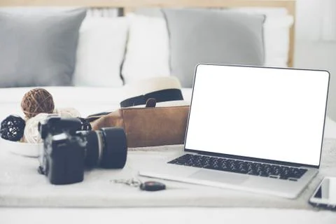 Laptop computer camera and camera on bed. Foto stock