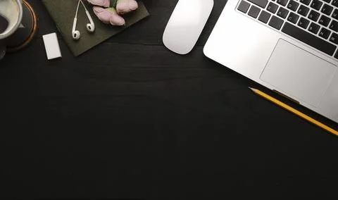 Laptop computer, coffee cup and notebook on wood background. Top view.. Foto stock