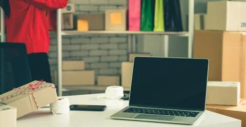 Laptop computer empty screen with shipping box in background Foto stock