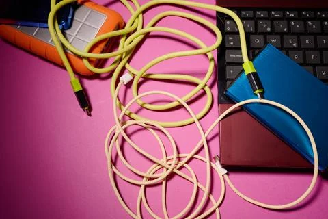 Laptop computer, external hard drive and charging and data transmission cab.. Фото