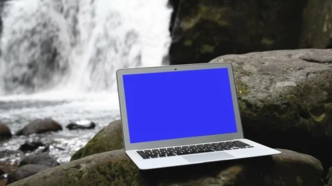  A laptop computer with a key green screen set on work office table. 库存影片 96357210