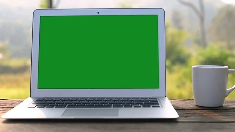  A laptop computer with a key green screen set on work office table. 库存影片 97853949