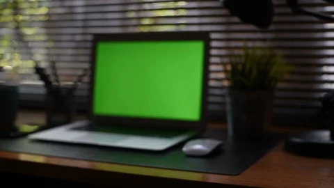 A laptop computer with a key green screen set on work office table. 库存影片 98221125