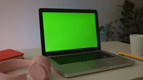 A laptop computer with a key green screen set on work office table Video stock 114061627