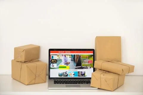 Laptop computer with postal parcel, Selling online ideas concept 库存照片