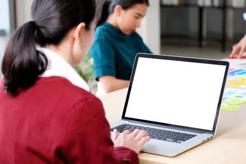 Laptop computer screen mockup, template background, Woman typing laptop compu Foto stock