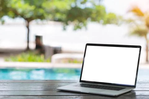 Laptop computer on table white screen bach background Foto stock