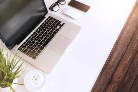 Laptop computer on table workspace in morning Foto stock