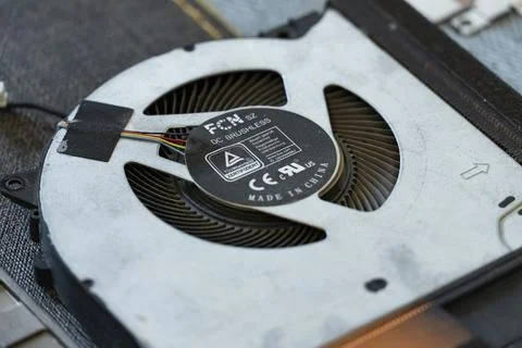 Laptop Cooling System and Internal Components During Maintenance 스톡 사진