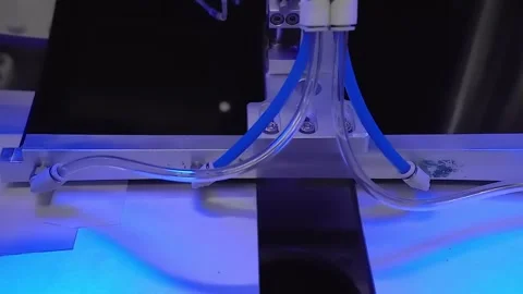 Laptop display panel in automated machine under blue light Vídeos de archivo 347981360