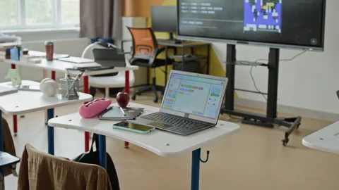 Laptop Displaying Block Coding Software on Desk in Stem Classroom Vídeo Stock 342819813