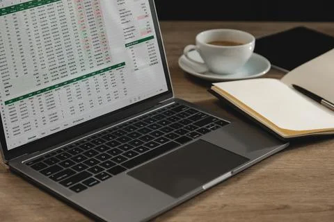 Laptop displaying spreadsheet documents with financial tables and online bu.. 스톡 사진