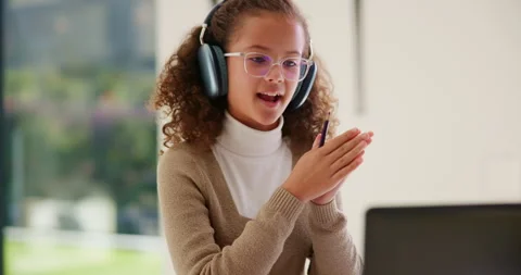 Laptop, elearning and wave with child in home for online class, education or Stockbeeldmateriaal 335746618