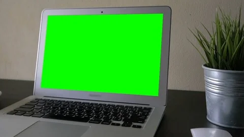 Laptop Green Screen on table work place 库存影片 76142807