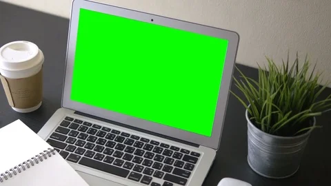 Laptop Green Screen on table work place Vidéo 76424898