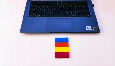 Laptop keyboard and post-it Stock Photos