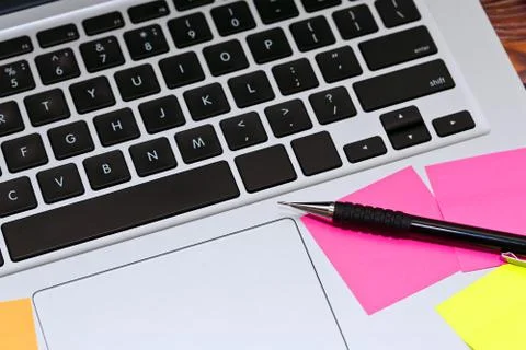 Laptop keyboard with sticky notes Foto stock