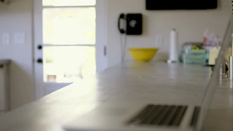 Laptop in a kitchen. Vidéo 88368113