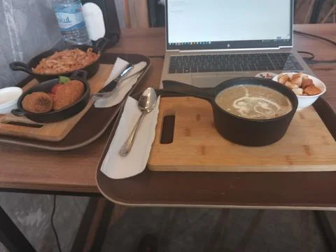 Laptop lunch setup on cafe table with portable monitor Foto stock