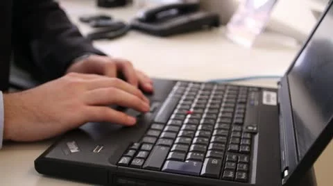 Laptop manos Stock Footage 11852767