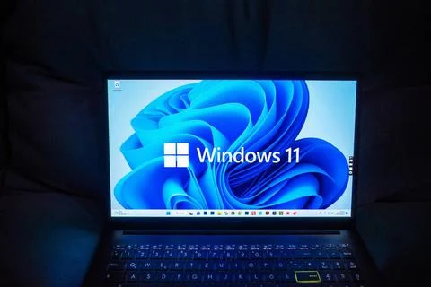 Laptop mit Windows 11 Desktop-Hintergrund Notebook mit Windows 11 Desktop-... Stock Photos