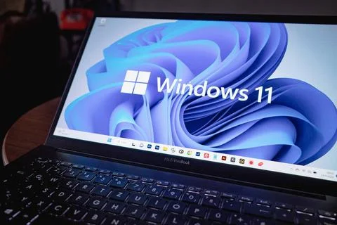 Laptop mit Windows 11 Desktop-Hintergrund Notebook mit Windows 11 Desktop-... Stock Photos