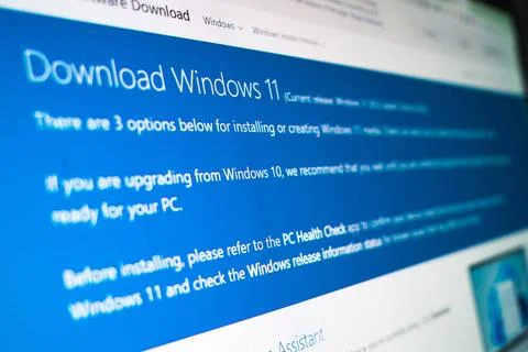 Laptop mit Windows 11 Desktop-Hintergrund Notebook mit Windows 11 Desktop-... Stock Photos