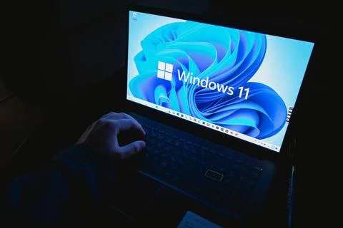 Laptop mit Windows 11 Desktop-Hintergrund Notebook mit Windows 11 Desktop-... Stock Photos