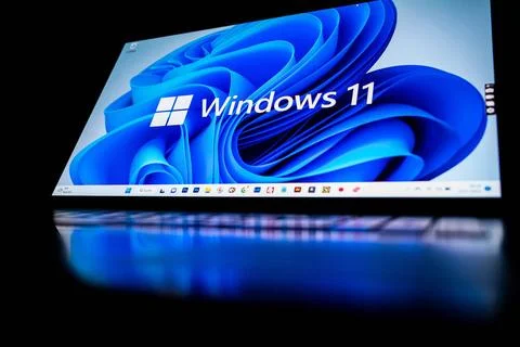 Laptop mit Windows 11 Desktop-Hintergrund Notebook mit Windows 11 Desktop-... Stock Photos