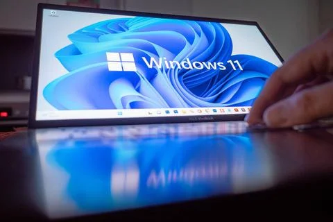 Laptop mit Windows 11 Desktop-Hintergrund Notebook mit Windows 11 Desktop-... Stock Photos