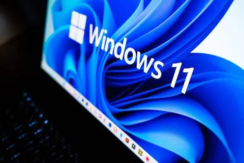 Laptop mit Windows 11 Desktop-Hintergrund Notebook mit Windows 11 Desktop-... Stock Photos