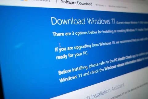 Laptop mit Windows 11 Desktop-Hintergrund Notebook mit Windows 11 Desktop-... Stock Photos
