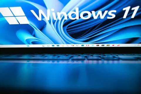 Laptop mit Windows 11 Desktop-Hintergrund Notebook mit Windows 11 Desktop-... Stock Photos