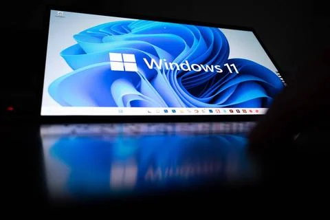Laptop mit Windows 11 Desktop-Hintergrund Notebook mit Windows 11 Desktop-... Stock Photos