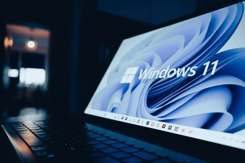 Laptop mit Windows 11 Desktop-Hintergrund Notebook mit Windows 11 Desktop-... Stock Photos