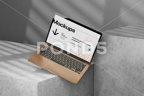 Laptop Mockup On Concrete Platform Modello PSD