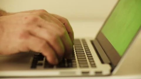 Laptop Notebook 2 hands keyboard typing with green screen 14 right side shot Vídeo Stock 303592425
