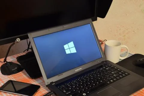 Laptop with the operating system logo displayed on the screen Windows 10. Foto stock