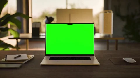Laptop Pro  Blank Green Screen on Desk in Bright Bophilic Sunset Office 库存影片 346816554
