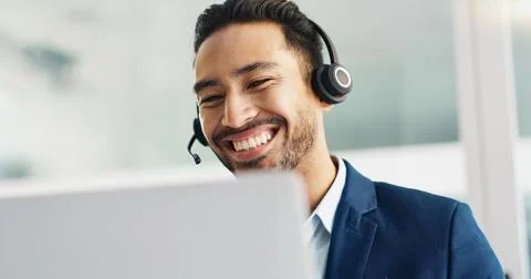 Laptop, problem solving and business man in call center with headset for 스톡 사진