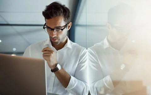 Laptop, problem solving and business man reading email for sales update Foto stock