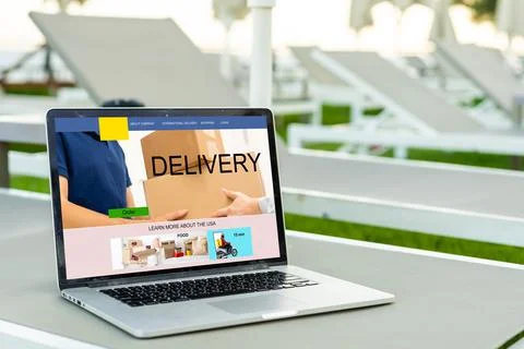 Laptop screen displaying a delivery tracking concept 스톡 사진