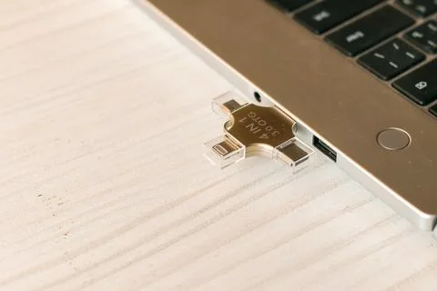 Laptop side profile showing multi-connector USB drive for versatile device .. Foto stock