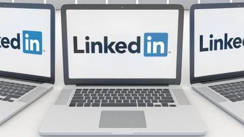 Laptops with LinkedIn logo on the screen. Computer technology conceptual Illustrazione stock