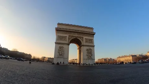 L'Arc de Triophe view from Champs d'Elysee 스톡 동영상 231216081